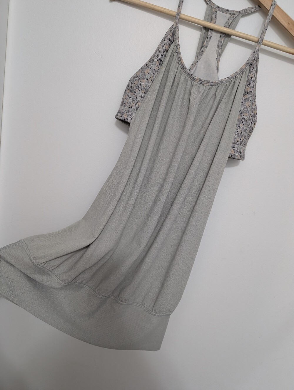Lululemon 8 No Limits Tank Top Silver Spoon Petite Fleur Grey Built in Bra Flowy - Picture 6 of 16
